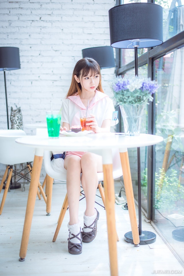 “我已命人将你妻子接走，秋毫无犯。”法正淡然道。